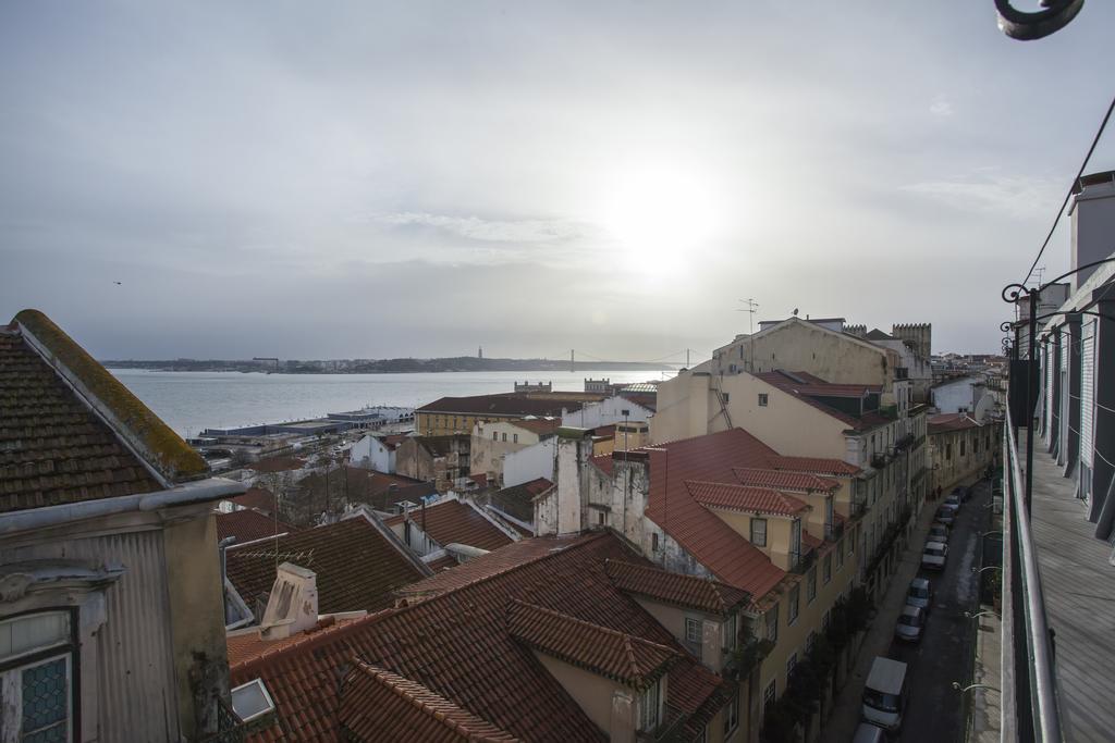 Breathtaking River View In Alfama Lisbon Bagian luar foto