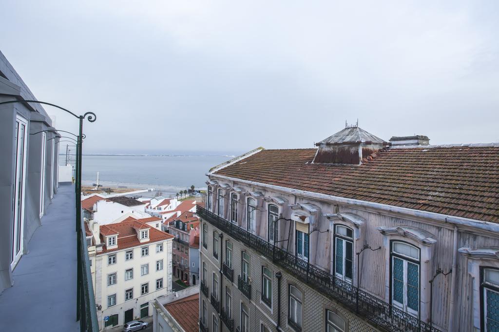 Breathtaking River View In Alfama Lisbon Bagian luar foto