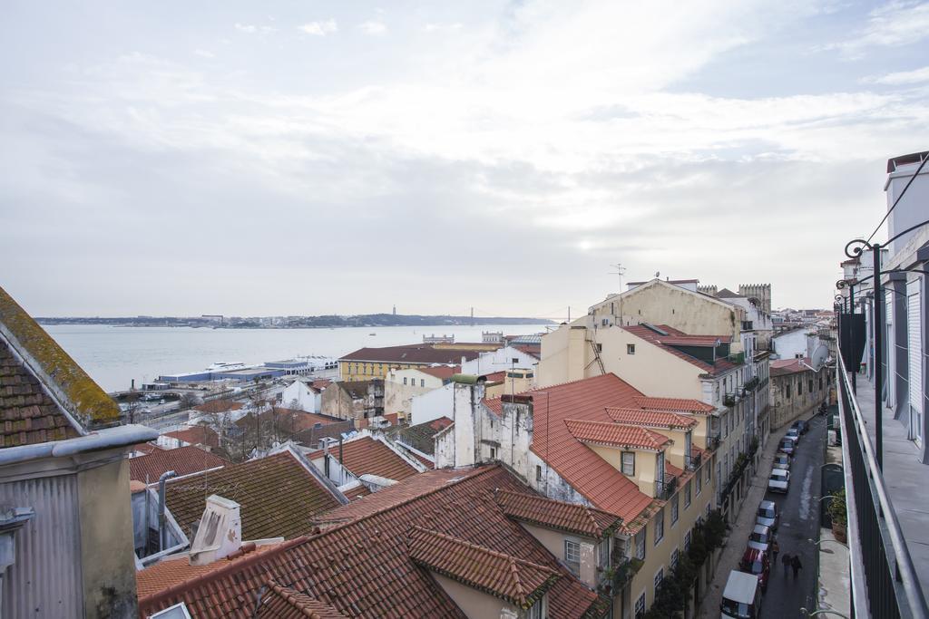 Breathtaking River View In Alfama Lisbon Bagian luar foto